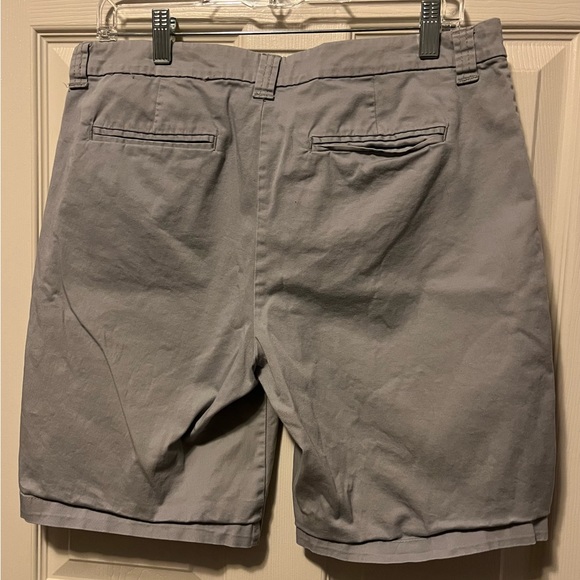 Women’s Grey Shorts Dressier Casual Chino/Khaki Style Cotton/Spandex Size 10 - Picture 2 of 4